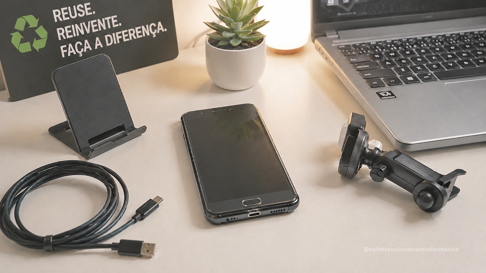 Smartphone antigo sobre uma mesa com acessórios de tecnologia reaproveitada